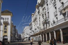 Image du Maroc Professionnelle de  L’architecture du début du XXème siècle sur le boulevard Mohamed V, l'un des plus anciens de "Casablanca". De nombreux architectes internationaux, et surtout des français, qui se sont inspirés des courants des Art Nouveau en vogue en Europe et particulièrement des Art Déco en y ajoutant des caractéristiques locales tel que, stucs, sculptures ou de zelliges, visible sur les façades des immeubles construits pour les colons à Casablanca. A gauche le fameux une partie du bâtiment de " Maroc-Soir "  Art nouveau style « Néo-Mauresque » qui une œuvre de l'architecte français Marius Boyer, Mardi 9 Octobre 2012. (Photo / Abdeljalil Bounhar) 


 